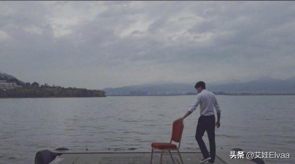 劉愷威收工逛夜市，穿毛衣配牛仔褲吃路邊攤，挎皮包似“老幹部”