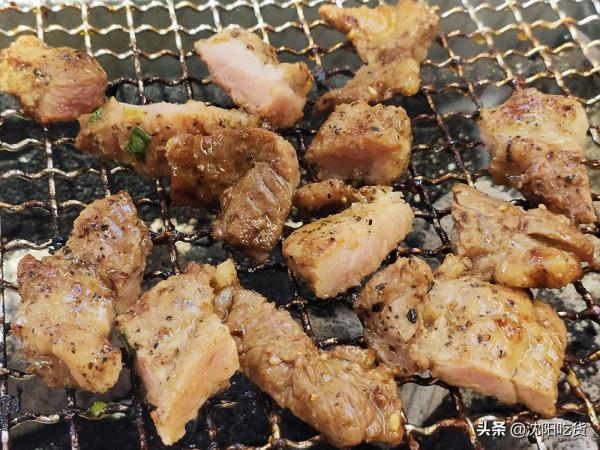 吃烤肉之前先拿個手推車，像逛超市似的選菜，可鐵板煎可篦子烤