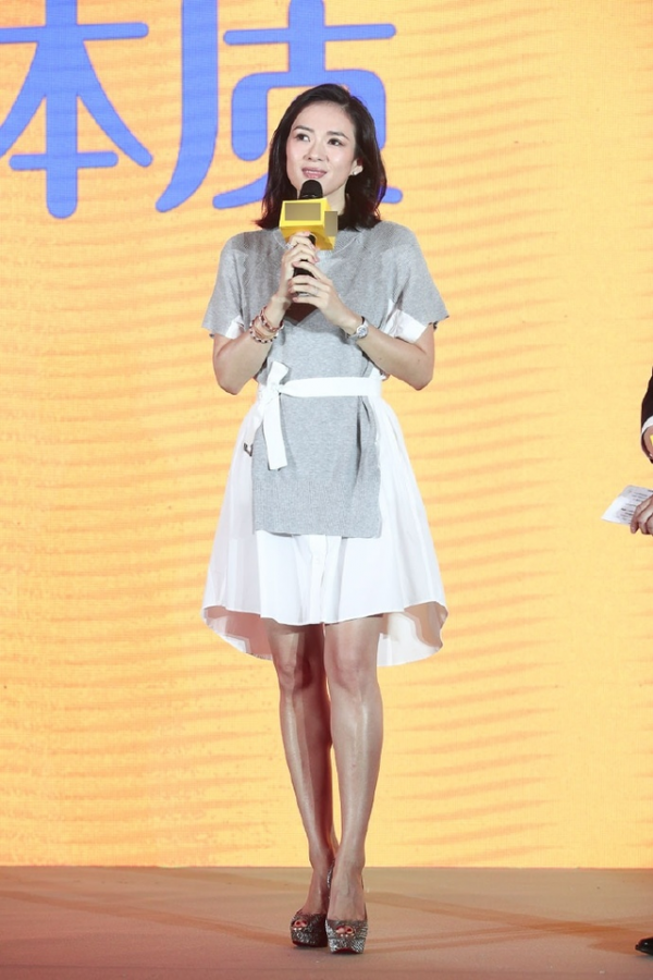 章子怡真是“氣質”天花板，一身黑色配豹紋夾克，高階又時髦