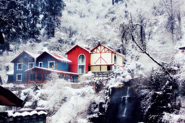 海螺溝，低海拔的冰川王國，一到冬天，就成了一個銀裝素裹的世界