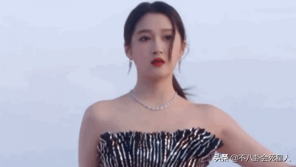 男明星走紅毯的出位表現：李現裹被子，鄧倫油膩，彭昱暢拉玩具車