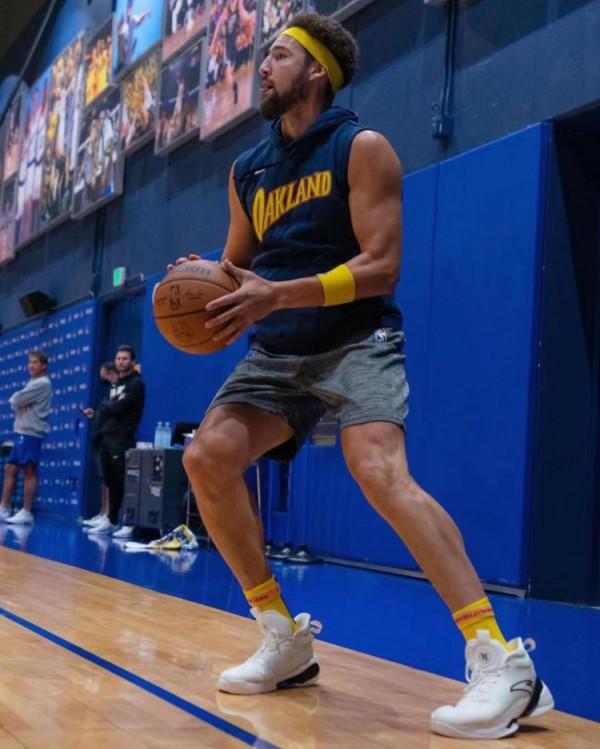 進口鞋子！勇士球星克萊上腳最新簽名鞋KT7訓練