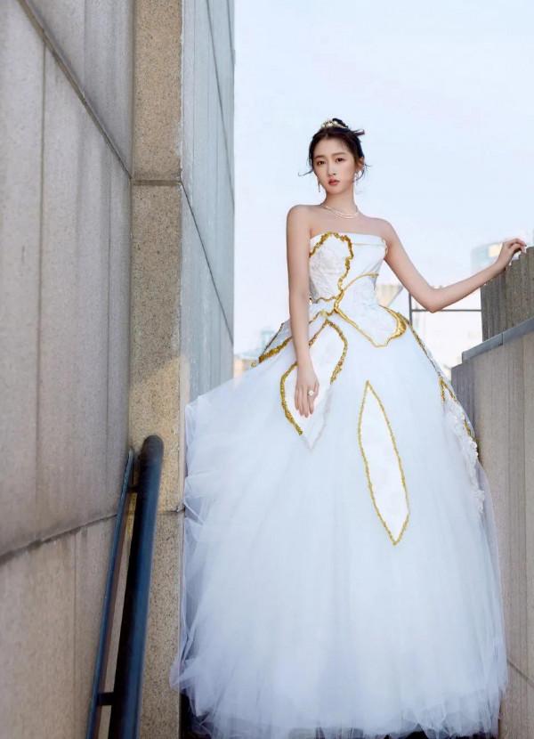 關曉彤跨年晚會造型有多好看