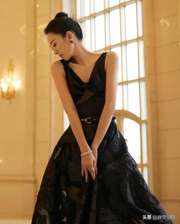 童瑤很喜歡展示鎖骨，氣質身材俱佳，就像年輕的章子怡