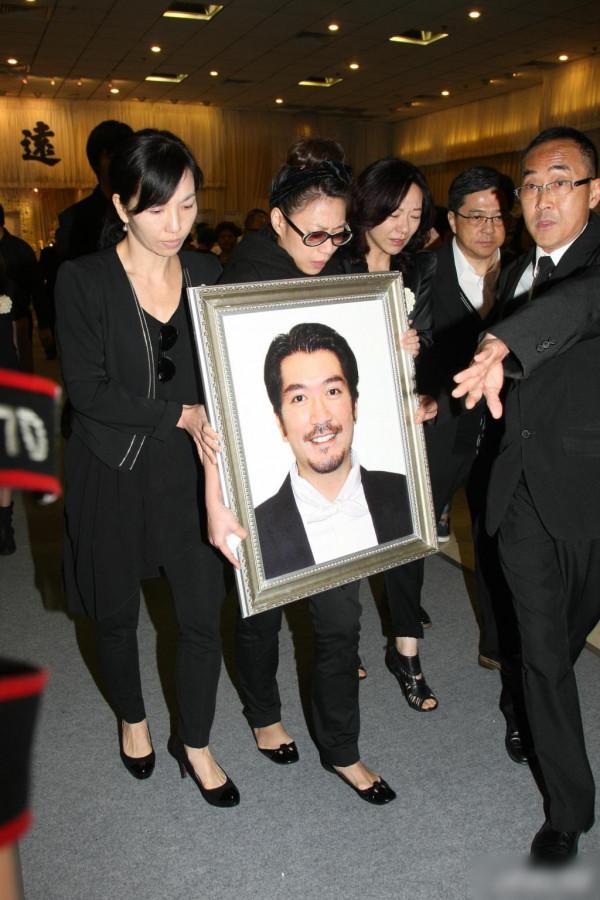 69歲曾志偉與好友遺孀逛街購物，兩人出雙入對七年，關係成謎