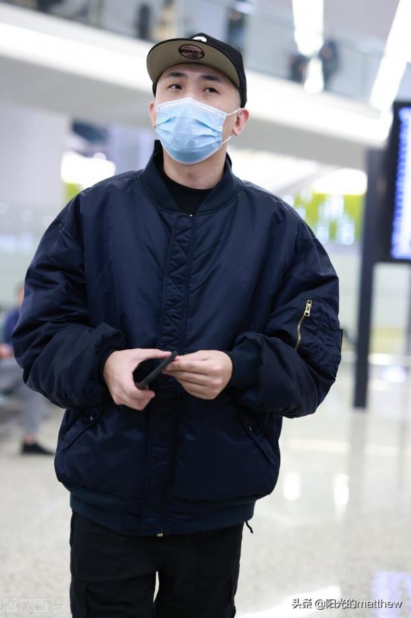 尚九熙深藍夾克衫搭配鴨舌帽出行兩手空空輕鬆自如 尚九熙深藍夾克衫搭配鴨舌帽出行兩手空空輕鬆自如