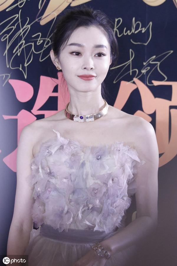 顏值絕美！宋軼妝容精緻氣質絕佳，扎丸子頭減齡似少女