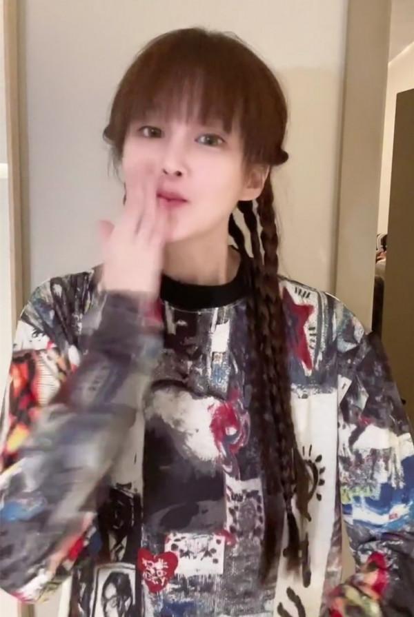 趙本山24歲女兒曬近照!瘦到脫相模樣變化大,網友吐槽牙假被回懟 趙本山24歲女兒曬近照!瘦到脫相模樣變化大,網友吐槽牙假被回懟