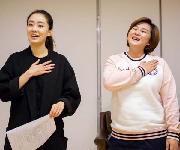 賈玲張小斐逛遊樂園!和路人拍大合照沒架子,後者太瘦撐不起衣服 賈玲張小斐逛遊樂園!和路人拍大合照沒架子,後者太瘦撐不起衣服