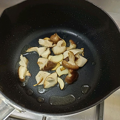 這道蔬菜炒烏冬麵一上桌，我的筷子就沒停過