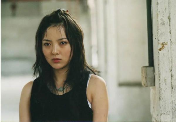 因《少年包青天》的龐飛燕成名,出道後只拍過7部戲,25歲就退圈 因《少年包青天》的龐飛燕成名,出道後只拍過7部戲,25歲就退圈