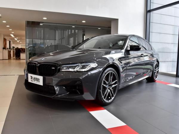 進口V8雙渦輪行政轎車,效能強還穩重,實拍寶馬M5 進口V8雙渦輪行政轎車,效能強還穩重,實拍寶馬M5