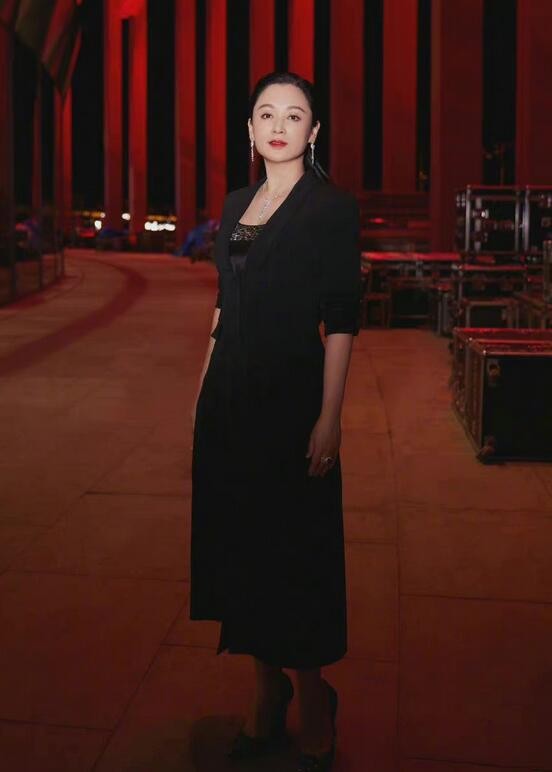 53歲陳紅一改優雅路線！穿皮衣配豹紋褲又拽又酷，氣場蓋過陳凱歌