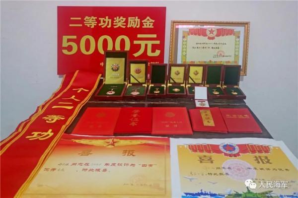 快瞧！那名勇救落水女子的海軍戰士立功返鄉了