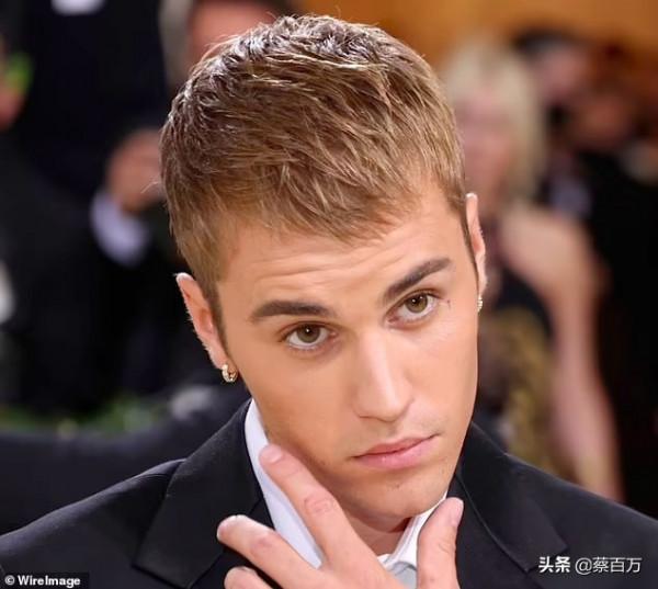 是時候摘掉口罩了!後疫期時代珠寶趨勢:下巴扣、牙套牙鑽大流行 是時候摘掉口罩了!後疫期時代珠寶趨勢:下巴扣、牙套牙鑽大流行