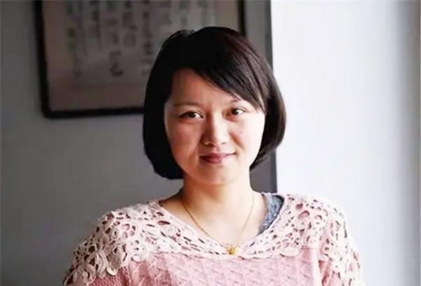 還記得她嗎，一張照片改變命運，時隔30年已從淋雨者變成撐傘人