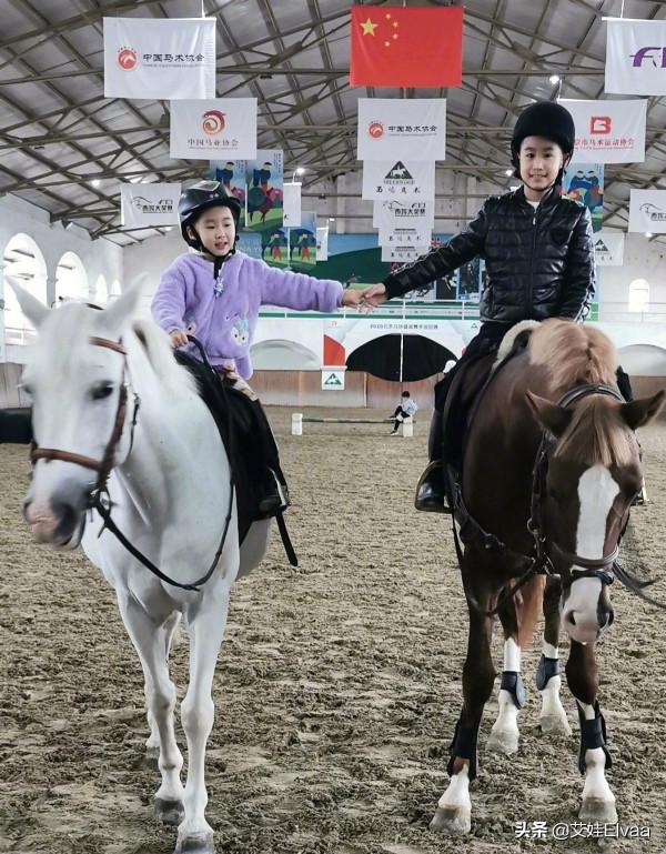 趙文卓假期罕帶娃騎馬,穿衛衣馬背尷尬擺pose,兒子長成爸爸翻版 趙文卓假期罕帶娃騎馬,穿衛衣馬背尷尬擺pose,兒子長成爸爸翻版