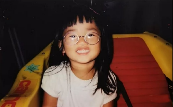 女嬰出生六天被遺棄街頭，經美國夫婦收養長大，20年後回國尋親