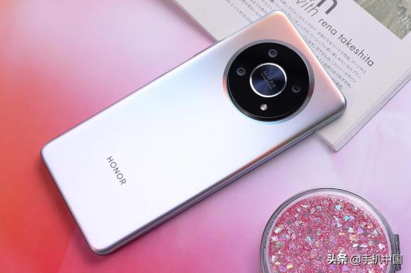 榮耀X30圖賞：超窄邊全視屏“牽手”鈦空銀 正反都美