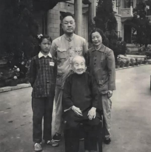 湖南老農兒子被槍斃，進京找發小毛澤東告狀，獲答覆：我無權干涉