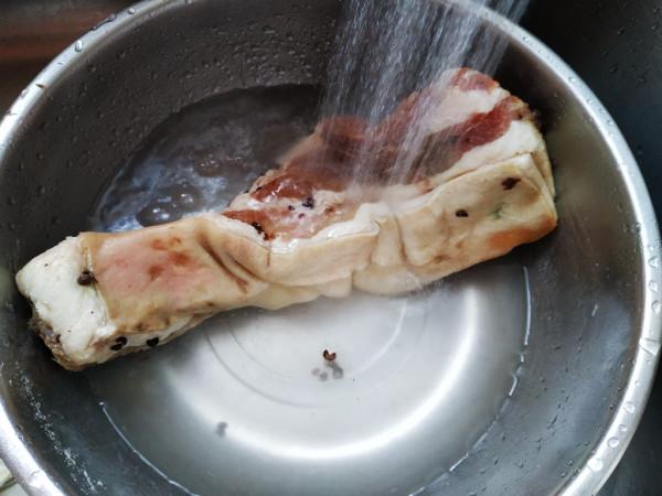 年輕時代最難忘的一道美食是什麼？我會毫不猶豫地回答：是鹹肉