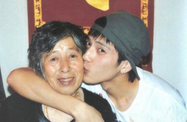 井柏然：出生28天被拋棄，靠奶奶撿垃圾長大，28年後父母來認親