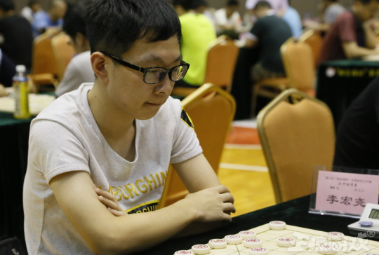 48歲老阿姨有多強？玩DOTA2堵泉水被殺70次，還能誇對面打得好