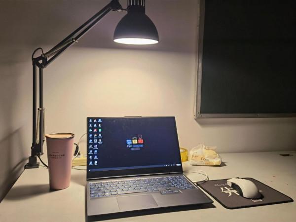 大一學生黨的宿舍桌面