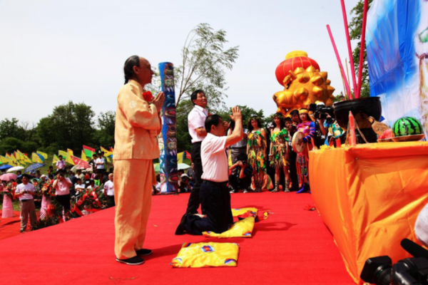 他自稱多爾袞十世孫：為保皇室血脈不娶漢女，向國家索要故宮祖產