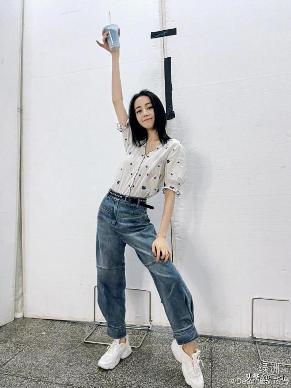 迪麗熱巴 喝下手中這杯“藍天”