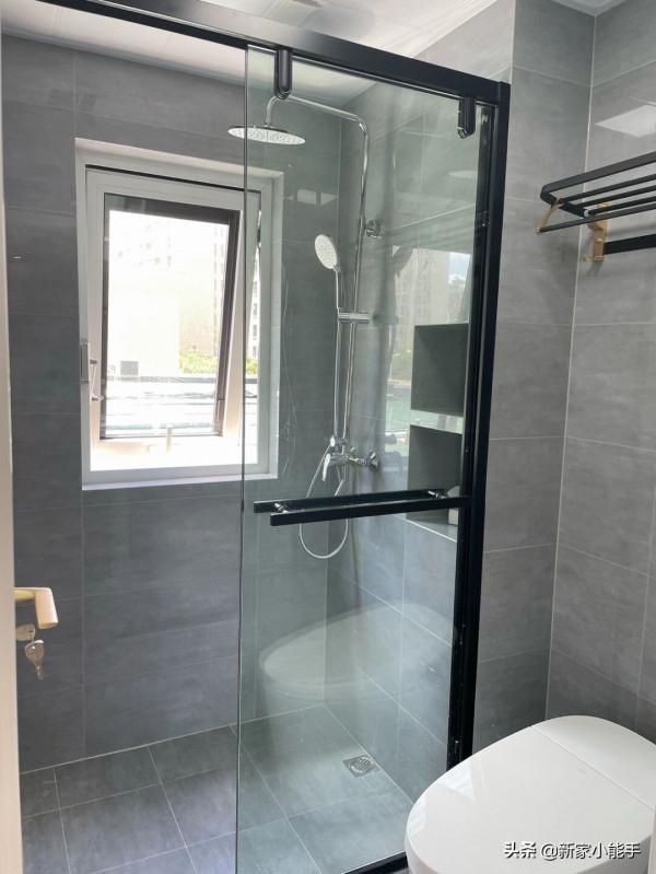 她家花了20萬裝修，全屋網紅灰，漂亮又耐髒，木匠打櫃子也很滿意