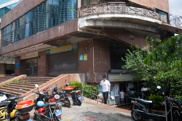 阿Vo阿Die的秘密基地-“地下室老爸茶”，隨便點，都便宜