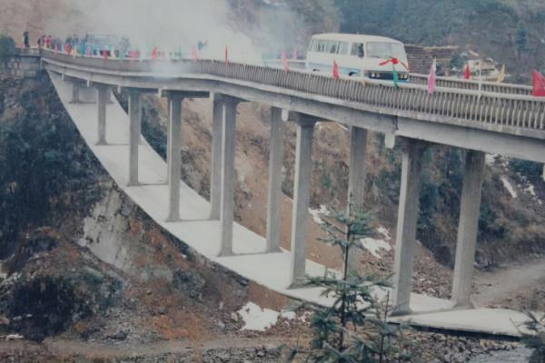 我國最“逆天”的大橋,橋墩懸在半空中,網友:圖紙拿反了? 我國最“逆天”的大橋,橋墩懸在半空中,網友:圖紙拿反了?