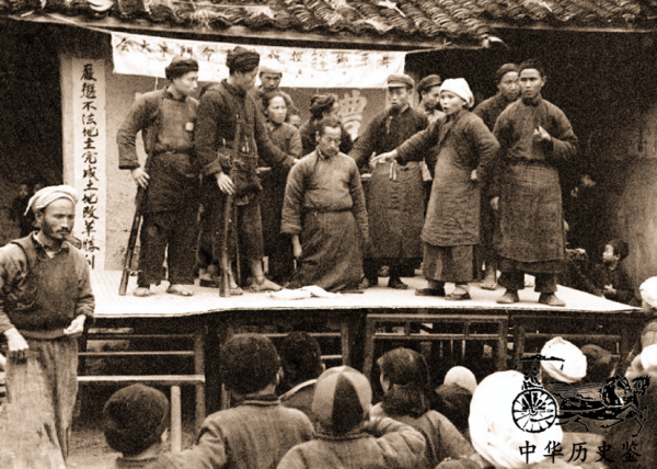 老照片再現50年代批鬥地主現場：老婦怒斥地主，百姓開懷大笑