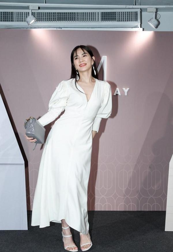 陳嘉樺有成熟女人的魅力了,穿V領白裙挺溫柔,八字劉海仍俏皮 陳嘉樺有成熟女人的魅力了,穿V領白裙挺溫柔,八字劉海仍俏皮