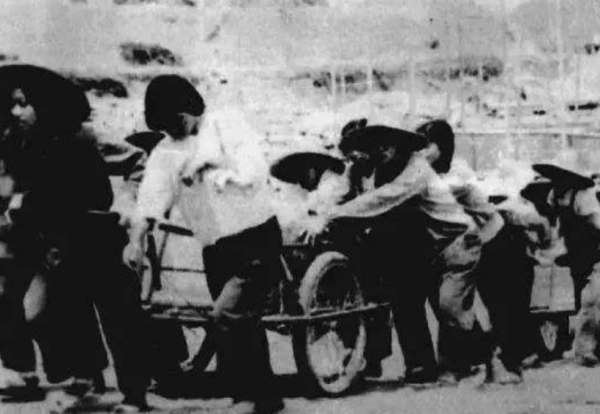 葬於北京鬧市的18歲河南少年,火車為其改道,一半骨灰放入八寶山 葬於北京鬧市的18歲河南少年,火車為其改道,一半骨灰放入八寶山