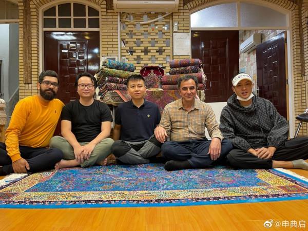 拜訪波斯地毯富商，很難想象普通地毯工的薪水，5年伊朗幣貶值8倍