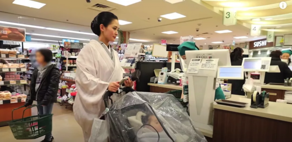 27歲日本家庭主婦圍著孩子轉的一天，卻被人羨慕她的從容優雅