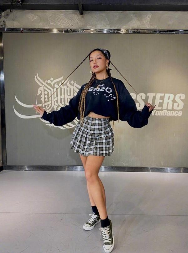 江映蓉真是自帶嘻哈感,熒光衛衣配線帽,還戴副耳機挺有個性的 江映蓉真是自帶嘻哈感,熒光衛衣配線帽,還戴副耳機挺有個性的