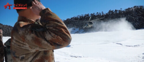 暖暖的！直升機為邊防戰士送來年貨