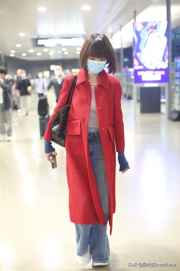 街拍:魯豫穿紅色大衣時尚休閒,一頭短髮清新亮麗 街拍:魯豫穿紅色大衣時尚休閒,一頭短髮清新亮麗
