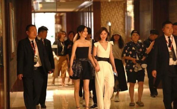 佟麗婭和毛曉彤同為80後,但相差4歲氣質真不同,同框時好養眼 佟麗婭和毛曉彤同為80後,但相差4歲氣質真不同,同框時好養眼