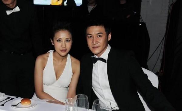 大背頭原來也適合女人，鮑蕾的髮型就挺顯高的，純白裙裝真美