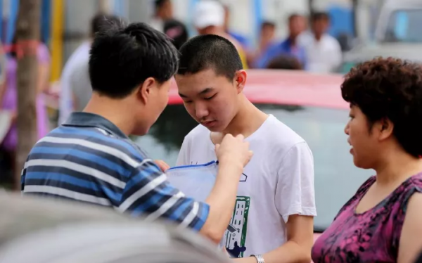 為什麼很多學生上了大學後，很少主動聯絡爸媽？背後的原因很心酸