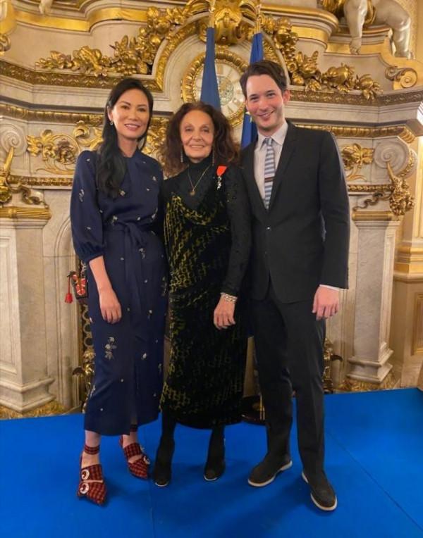 鄧文迪現身億萬富豪夏令營,穿緊身褲打扮幹練,難得淡妝氣質飛昇 鄧文迪現身億萬富豪夏令營,穿緊身褲打扮幹練,難得淡妝氣質飛昇