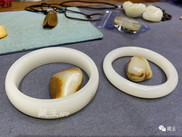 堆成山的200多萬現金與一條手鐲