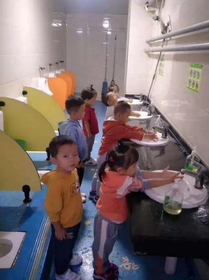 幼兒園廁所不分男女，家長質疑男女有別，園長：幼兒園都是這樣的