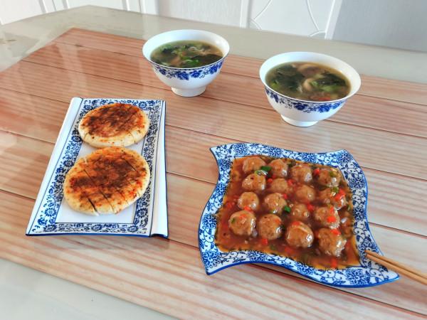 今天的午餐很特別，三樣風格的美食湊成一桌，超級好吃