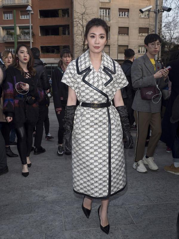 賈靜雯真的被寵成公主了,穿束腰長款風衣,比小9歲黃聖依還要美 賈靜雯真的被寵成公主了,穿束腰長款風衣,比小9歲黃聖依還要美