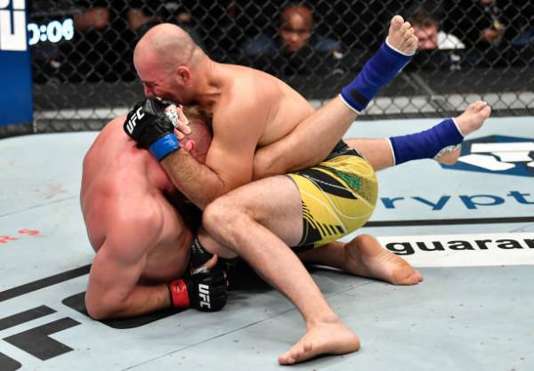 42歲特謝拉奪得UFC輕重量級冠軍,彼得·嚴再次奪得金腰帶 42歲特謝拉奪得UFC輕重量級冠軍,彼得·嚴再次奪得金腰帶